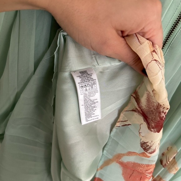 Accordion pleated floral mini dress - Picture 9 of 10